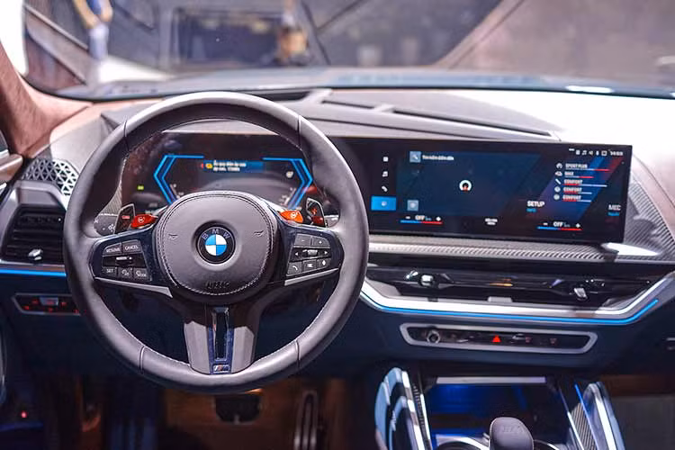 Được định vị cao hơn X7, BMW XM có kích thước dài x rộng x cao lần lượt là 5.110 x 2.005 x 1.755 mm và chiều dài cơ sở 3.105 mm. Tuy có kích thước lớn nhưng mẫu xe này chỉ được trang bị nội thất 2 hàng ghế với 5 chỗ ngồi. Khoang hành lý của xe có thể tích 527 lít hoặc 1.820 lít nếu gập ghế sau.