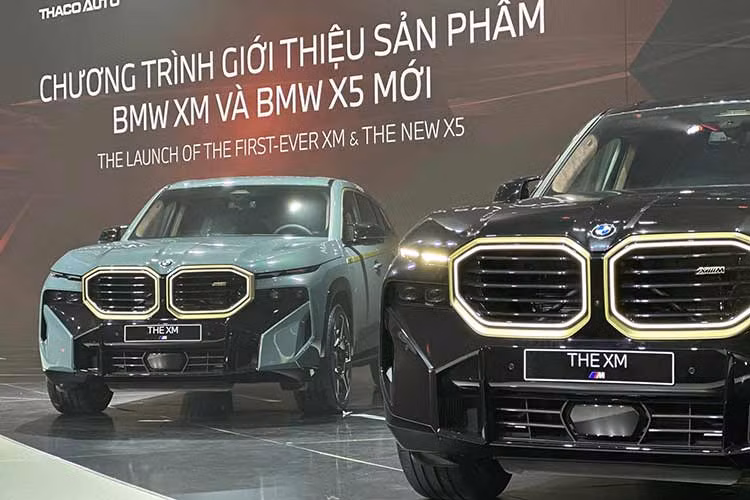 Chưa hết, mẫu xe SUV hạng sạng BMW XM tại Việt Nam còn được trang bị bộ vành hợp kim đa chấu với đường kính 22 inch khỏe khoắn, đèn hậu LED thanh mảnh, 2 đầu ống xả hình ngũ giác nằm dọc ở hai góc cản sau và bộ khuếch tán gió hầm hố.