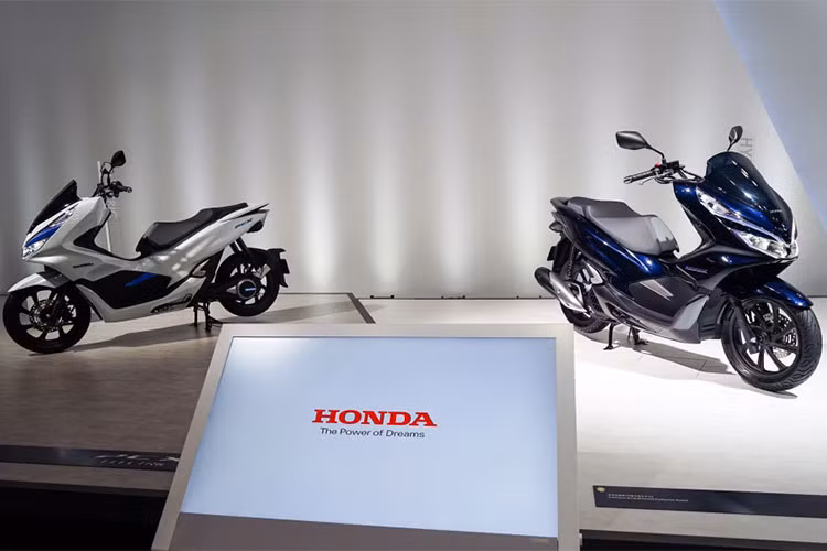 Theo Honda, mẫu PCX Hybrid sẽ chỉ bán với số lượng có hạn 2.000 chiếc tại thị trường Nhật Bản. Giá khởi điểm là từ 432.000 yen (tương đương 88 triệu đồng). Tất cả các xe này đều được sản xuất tại nhà máy Honda tại Việt Nam. Tuy nhiên, nhiều khả năng mẫu xe này sẽ không phân phối tại Việt Nam do không được ưu đãi về chính sách.