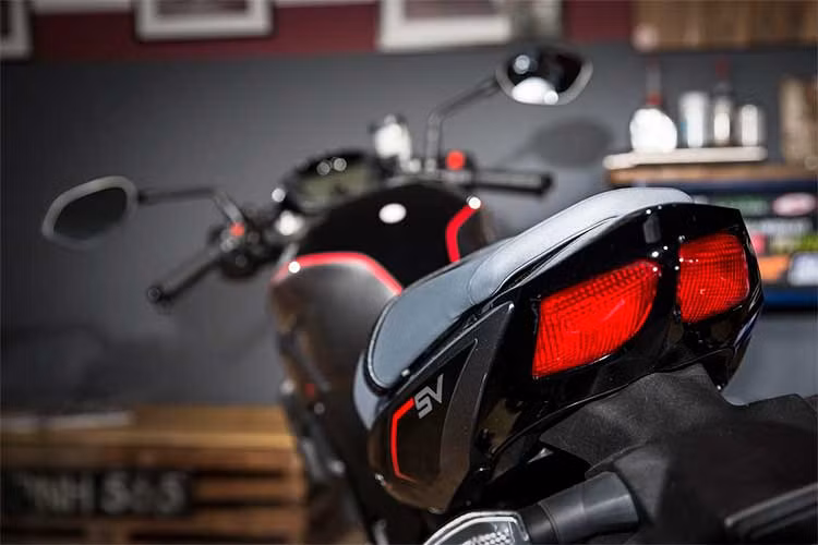 SV650 được đánh giá là mẫu xe có thiết kế ưa nhìn, với bộ khung hoàn hảo cho một phong cách hiện đại. Vẫn kế thừa những ưu điểm đấy, nhưng SV650X lại được bổ sung một số điểm khác biệt như bình xăng, chắn bùn trước, yên xe và đuôi xe thiết kế lại sắc sảo hơn.