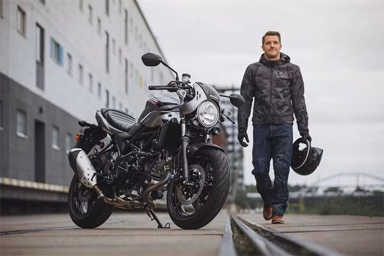Tiếp nối các thị trường trên Thế giới, mới đây mẫu xe Suzuki SV650X phiên bản 2018 đã chính thức được ra mắt tại thị trường Đông Nam Á cụ thể là Thái Lan, nhằm cạnh tranh với đối thủ trực tiếp là Yamaha XSR700.