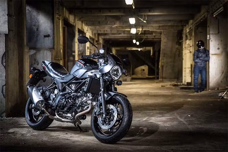 Vào cuối tháng 10 tại triển lãm Tokyo Motor Show 2017, Suzuki đã từng trưng bày một mẫu cafe racer ý tưởng là SV650X - vốn là bước phát triển tiếp theo của một mẫu concept SV650 Rally "trình làng" từ năm 2016. Rất nhanh chóng, phiên bản thương mại môtô Suzuki SV650X đã chính thức ra mắt chỉ vài tuần sau đó tại EICMA 2017.