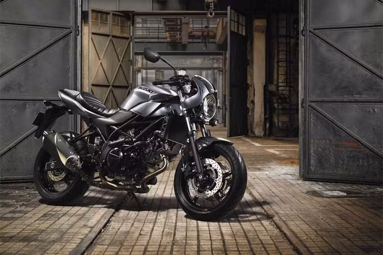 Đối thủ chính mà Suzuki SV650X hướng tới là chiếc xe hoài cổ XSR700 từ đối thủ đồng hương Yamaha. Xe có giá khởi điểm khoảng 263.000 baht (tương đương 182 triệu đồng) tại thị trường Thái Lan, rẻ hơn nhiều so với đối thủ cùng phân khúc là Yamaha XSR700.