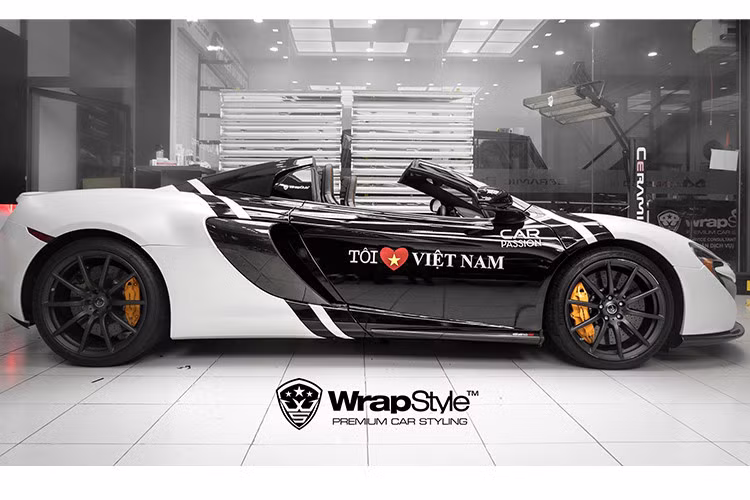 Chiếc McLaren 650S Spider này từng được Minh nhựa trang bị biển số cặp 97 đẹp mắt nó được trang bị bộ "vó" khá ấn tượng với la-zăng 10 chấu đơn tương tự như phiên bản đặc biệt MSO, đi kèm còn có cùm phanh McLaren màu vàng chanh nổi bật. Đối lập với ngoại thất, bên trong khoang lái của chiếc 650S Spider là gam màu đen.