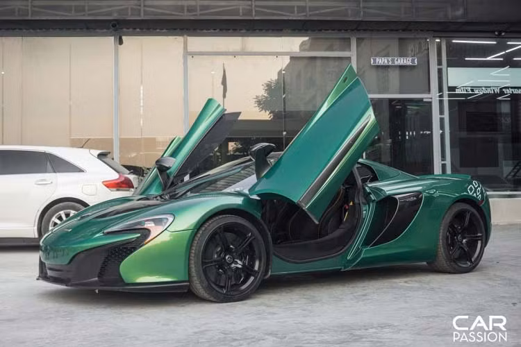 Khác với đa số siêu xe hiện nay đổi màu bằng cách dán decal, chiếc McLaren 650S Spider màu độc này được khoác lên lớp áo mới bằng phương pháp sơn lột mới du nhập vào Việt Nam. Phương pháp này có 2 ưu điểm là độ hoàn thiện tương tự phương pháp sơn truyền thống và có thể gỡ bỏ dễ dàng như decal.