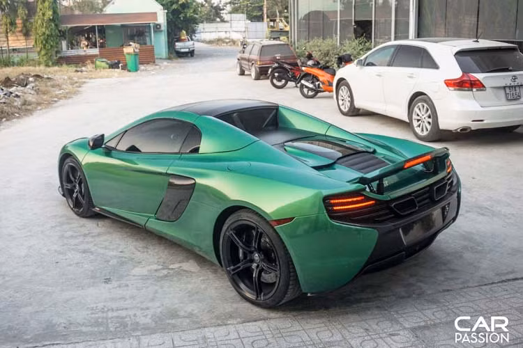 Màu mới của chiếc xe có tên High Gloss Green (xanh bóng), làm nổi bật các chi tiết độ bằng carbon trên xe. Ngoài ra, chồng của Diệp Lâm Anh cũng đã độ lại phần nắp capô của xe theo mẫu McLaren P1, vốn chỉ có 375 chiếc được sản xuất trên toàn thế giới. Được biết gói độ này mất khaongr 400 triệu đồng.