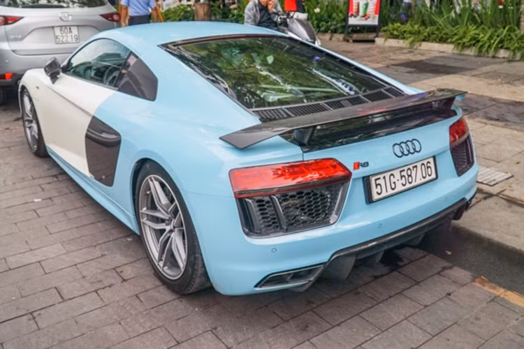 Đặc biệt, siêu xe Audi R8 V10 PLus này cũng từng được sử dụng trong lễ ăn hỏi của Cường Đô la và Đàm Thu Trang Lạng Sơn vào cuối năm ngoái.
