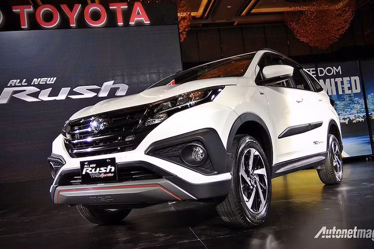 Cách đây khoảng 15 năm, người tiêu dùng Việt từng khá quen thuộc với mẫu crossover hạng B Daihatsu Terios. Đây là một thương hiệu con của hãng xe ôtô Toyota, thế hệ thứ 2 của Terios cũng từng có một phiên bản mang logo của hãng xe Nhật bản đó là chiếc xe Toyota Rush mới được bán ở một số thị trường Đông Nam Á như Indonesia và Malaysia.