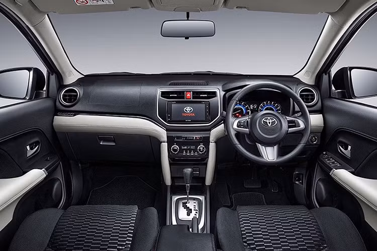 Thuộc phân khúc xe giá rẻ nên ngay cả trên phiên bản cao cấp nhất TRD Sportivo, nội thất của Rush chủ yếu vẫn được hoàn thiện với các vật liệu rẻ tiền như nhựa cứng và vải nỉ. Để khiến xe có vẻ cao cấp hơn một chút, Toyota đã phủ vật liệu mềm cho bảng táp-lô và sử dụng khá nhiều các chi tiết trang trí sơn màu bạc. Tông màu chủ đạo của nội thất là đen và kem.