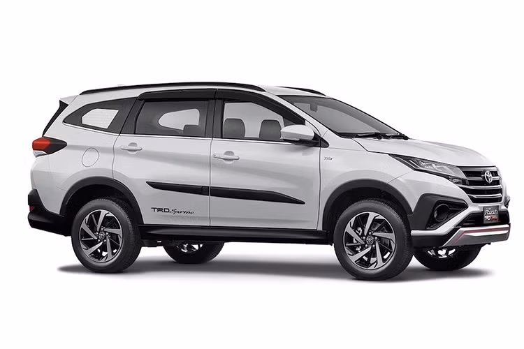Vào hôm qua 24/11 tại Indonesia, thế hệ thứ 2 của Toyota Rush vừa được chính thức ra mắt lần đầu tiên. Dựa trẻn cơ sở chiếc concept Daihatsu FT ra mắt từ năm 2015, Toyota Rush thế hệ 2 cùng "người anh em sinh đôi" Daihatsu Terios thế hệ thứ 3 đã có sự đột phá ngay từ kiểu dáng thân xe.