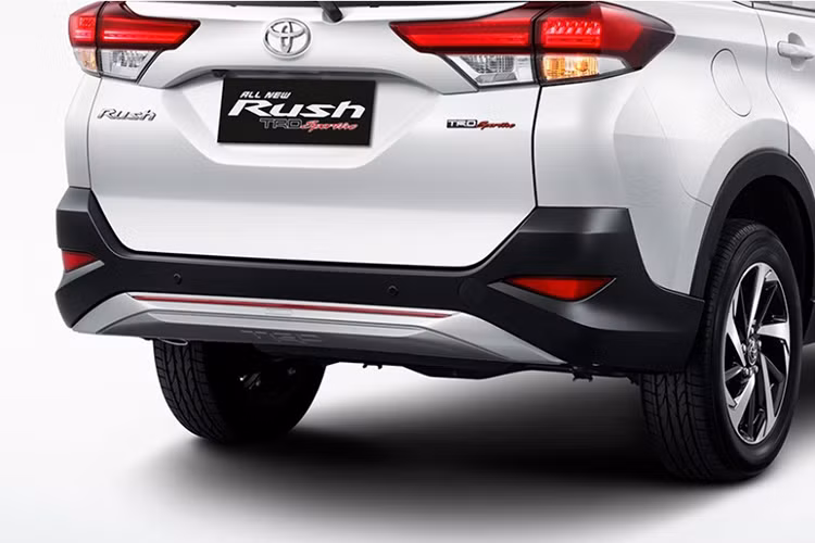 Nằm trong phân khúc xe hạng B, mẫu xe Toyota Rush mới có kích thước khá nhỏ nhắn với chiều dài chỉ 4.435mm, rộng 1.695mm, cao 1.705mm và trục cơ sở dài 2.685mm. Phần đuôi xe được thiết kế đơn giản nhưng mạnh mẽ với nhiều đường gân nổi và các đèn hậu LED chạy rộng ngang.