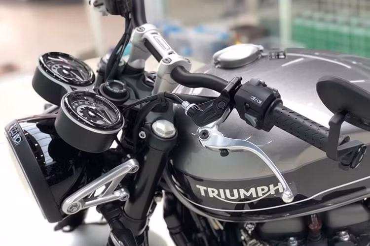 Bảng đồng hồ trên Speed Twin 2019 là dạng đồng hồ đôi với màn hình LCD hiển thị các thông số vận hành của xe như cấp số, odo, mức nhiên liệu,... Phần viền đồng hồ được ốp kim loại đen bóng tạo điểm nhấn.