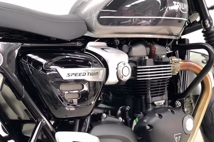Triumph Speed Twin mới sở hữu hệ thống phanh ABS cả trước và sau kèm đĩa phanh đôi và heo thắng của hãng Brembo kết hợp với hệ thống kiểm soát độ bám đường (Traction Control). Xe cũng được trang bị trợ lực ly hợp hỗ trợ người lái khi sử dụng xe trong phố, kết hợp cùng với hệ thống bướm ga điện tử tăng sự mượt mà cho tay ga. 