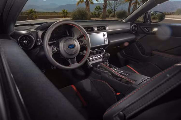 Khoang nội thất của Subaru BRZ 2022 gần như lột xác hoàn toàn khi có nhiều công nghệ tân tiến như bảng đồng hồ kỹ thuật số kích thước 7 inch có chức năng tự thay đổi giao diện theo chế độ lái. Hệ thống giải trí với màn hình cảm ứng 8 inch có kết nối Apple Carplay và Android Auto,.. Ghế chỉnh cơ, sử dụng kết hợp da bóng và da lộn.