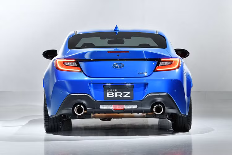 Xe được trang bị bộ mâm đa chấu kích thước 18 inch, khe thoát gió ở gần bánh trước giúp tối ưu tính khí động học, gương xe tích hợp đèn báo rẽ. Còn lại phần đuôi xe có hai ống xả tròn đặt cân xứng, đèn hậu dạng LED, đèn báo lùi được đặt dưới thấp của cản sau, nắp cốp thiết kế vuốt lên khiến đây đồng thời trở thành một cánh gió nhằm tăng lực ép ở đuôi xe.