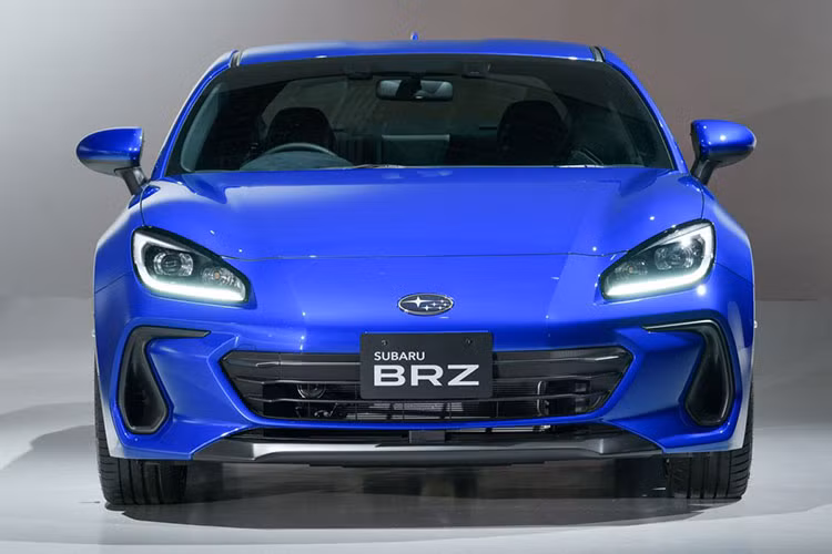Thiết kế BRZ có những thay đổi lớn ở phần đầu với đèn pha dạng giọt nước. Đèn định vị và đèn báo rẽ hình chữ C dạng LED có kiểu dáng cong và dài hơn trước. Nắp ca-pô có đường dập nổi cứng cáp hơn. Cản trước có hốc gió dạng lục giác được bao quanh bởi đường gấp khúc viền đen và sắc cạnh.