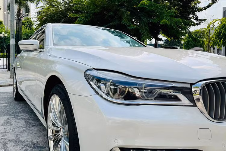 Tại Việt Nam, 730 Li hiện đã ra mắt phiên bản mới nhất cho năm 2021. Tuy nhiên những chiếc BMW 730 Li đời cũ đã qua sử dụng vẫn không hề hết đi độ "hot" và được nhiều khách hàng quan tâm. Chiếc xe BMW 730 Li đời 2016 chào bán tại Hà Nội trong bài viết này là một ví dụ.