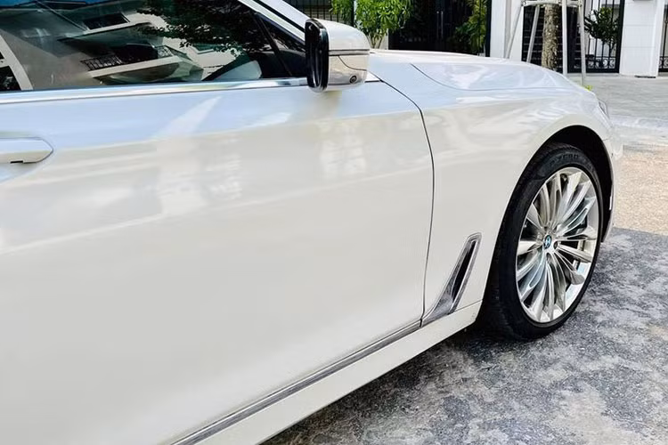 So với các phiên bản cao cấp hơn, 730Li có mâm nhỏ hơn với đường kính chỉ 18 inch với thiết kế hình chữ V, sử dụng lốp Runflat có khả năng tiếp tục chạy khi bị đinh đâm vào. Xe cũng nhẹ hơn gần 136 kg so với thế hệ trước, đồng thời độ cứng và khí động học được cải thiện đáng kể giúp bảo vệ hành khách tốt hơn khi xảy ra va chạm.