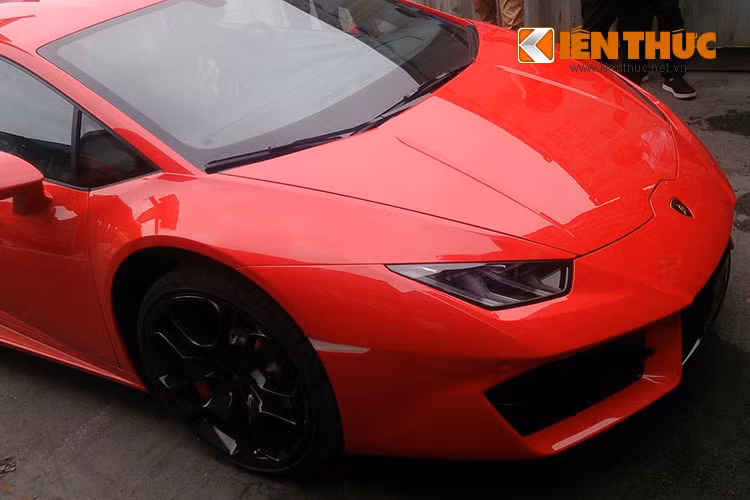 Đặc biệt và khác biệt nhất, khi so với các dòng xe khác của Lamborghini - mẫu xe Huracan chỉ sử dụng cửa thông thường, thay vì dạng cửa cắt kéo đặc trưng, để phù hợp hơn với mục đích sử dụng hàng ngày.