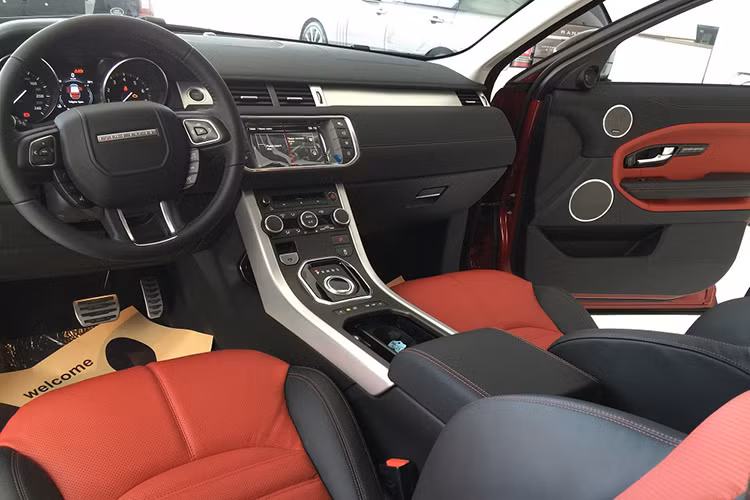Bên trong Range Rover Evoque HSE có những trang bị nổi bật như ghế trước bọc da Oxford có lỗ thông hơi, khâu chỉ đôi, chỉnh điện 12 hướng, nhớ vị trí hay hệ thống thông tin giải trí InControl Touch Pro với màn hình cảm ứng 10 inch, cho phép chạm, phóng to và xoay hình.