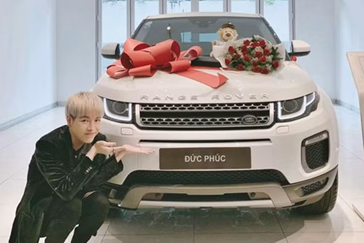 Qua hình ảnh được lan truyền trên mạng, có thể thấy chiếc Range Rover Evoque của Đức Phúc thuộc bản HSE, có giá khởi điểm 3,209 tỷ đồng tại Việt Nam. Ngoại thất Range Rover Evoque HSE bao gồm đèn sương mù ở mép trên của hốc hút gió và bộ vành hợp kim đa chấu 19 inch.