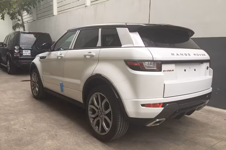 Range Rover Evoque HSE có thể tăng tốc từ 0-100 km/h trong 7,3 giây và đạt vận tốc tối đa 217 km/h. Lượng xăng tiêu thụ trung bình của mẫu SUV hạng sang này là 9,2 lít/100 km trong đô thị, 6,2 lít/100 km ngoài đô thị và 7,3 lít/100 km hỗn hợp.