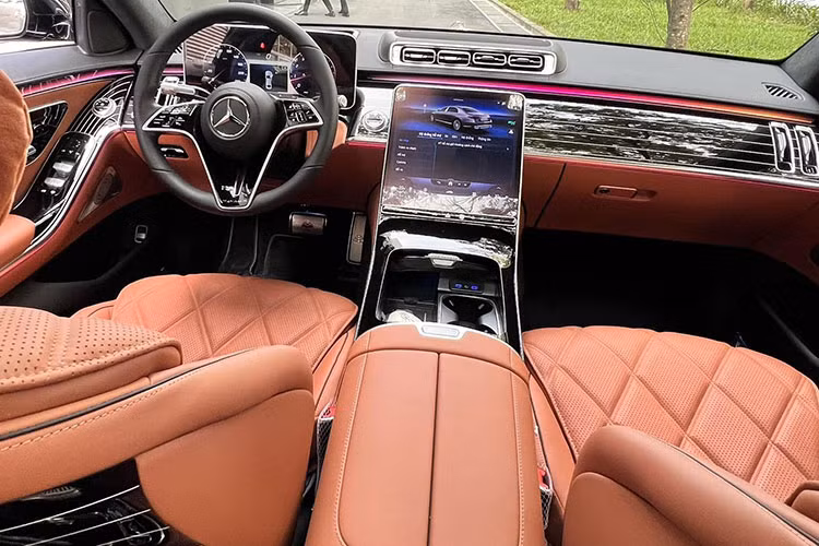 Ngoài chiếc biển sảnh rồng siêu VIP, chiếc Mercedes-Maybach S450 4Matic thế hệ mới mang biển số 49A-567.89 không có gì khác so với hàng chục xe đang lăn bánh trên đường. Ngoại thất xe mang màu đen với các điểm nhấn được mạ crôm, lưới tản nhiệt, logo M trên cột C, mâm, cản trước/sau hay logo Maybach đuôi xe là những khác biệt so với xe thường.