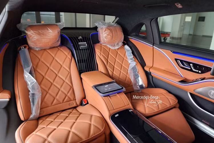 Hàng ghế sau kiểu thương gia với ghế ngồi có khả năng ngả đến 43,5 độ, tích hợp bệ đỡ chân, sưởi ấm cổ và vai, cùng nhiều chế độ massage bổ sung. Gói trang bị Chauffeur package với ghế hành khách phía trước có thể điều chỉnh tiến sát về trước, tạo không gian rộng rãi cho hành khách ghế sau và còn được trang bị bàn làm việc kiểu gấp gọn. 