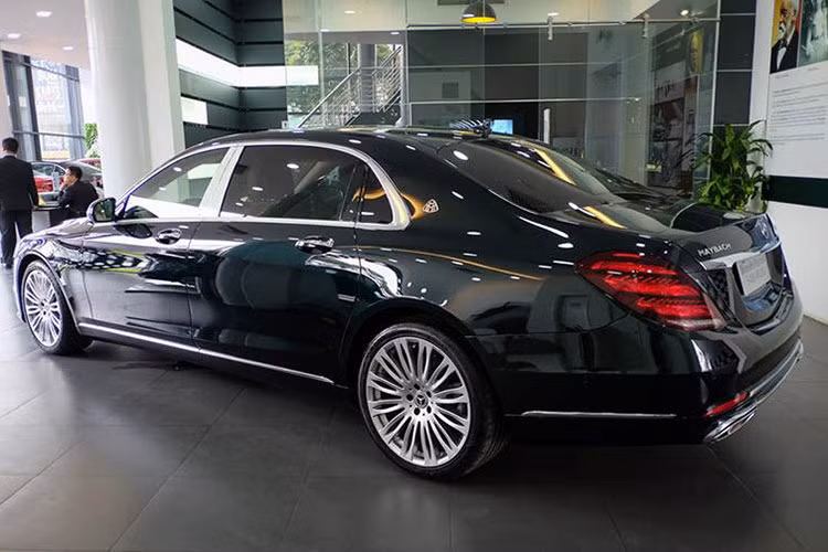 Xe sở hữu hệ thống âm thanh vòm cao cấp Burmester 15 loa, hệ điều hành MBUX thế hệ mới nhất, tích hợp trên màn hình giải trí OLED 12,8 inch cho phép chủ nhân điều khiển bằng giọng nói, cử chỉ hoặc cảm ứng trên màn hình giải trí trung tâm bất cứ khi nào. 