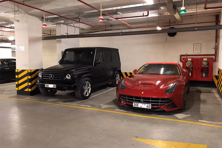 Ngoài những chiếc xe siêu sang, tại đây còn có siêu xe Ferrari F12 Berlinetta và chiếc xe thể thao Porsche 911 Carrera S hàng hiếm. Chiếc siêu SUV "ông vua địa hình" Mercedes-Benz G55 AMG có giá chính hãng hơn 10 tỷ, từng thuộc sở hữu chồng siêu mẫu Ngọc Thạch góp mặt.