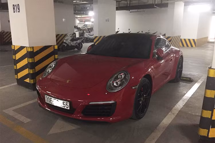 Siêu xe thể thao Porsche 911 Carrera màu đỏ tại Hà Nội này khi mới ra mắt hồi tháng 3/2016, nó có giá chính hãng 6,7 tỷ đồng. Xe được trang bị động cơ 6 máy ngang 3.0l tăng áp kép, thay vì loại 3.6l nạp khí tự nhiên như trước đây. Động cơ này có công suất tối đa 370 mã lực/450 Nm, đi kèm hộp số ly hợp kép PDK 7 cấp và hệ dẫn động cầu sau.