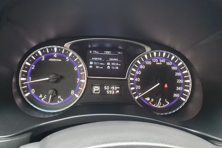 Trên phiên bản cao cấp "Premium", QX60 có thêm cửa sổ trời toàn cảnh cho hàng ghế thứ 2 và 3, màn hình màu 7-inch cho hành khách sau được tích hợp vào tựa đầu ghế trước... Một số hệ thống hỗ trợ lái và an toàn điển hình trên QX60 mới bao gồm; ABS, hỗ trợ phanh BA, phân phối lực phanh điện tử EBD, kiểm soát cân bằng VDC, kiểm soát lực kéo TCS, hỗ trợ khởi hành ngang dốc, kiểm soát áp suất lốp...