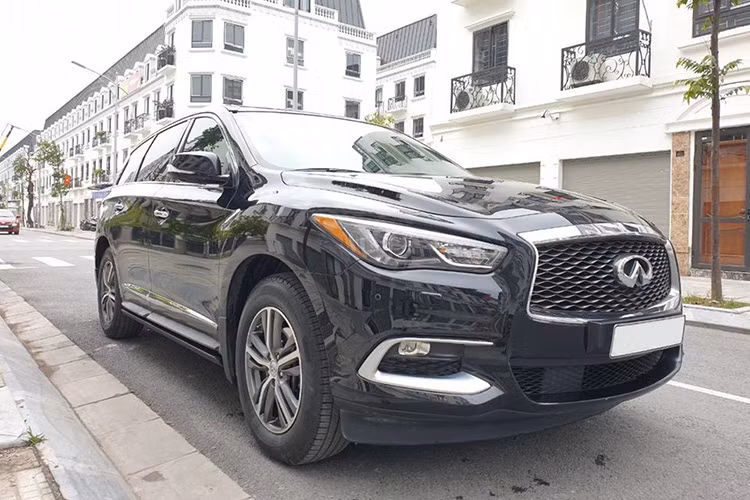 Nằm trong phân khúc crossover hạng D cao cấp, QX60 đại diện cho Infiniti để cạnh tranh với các đối thủ Đức như Mercedes GLC, BMW X3, Audi Q5 hay "người đồng hương" Lexus RX350. Mẫu xe sang Infiniti QX60 cũng được bán chính hãng tại thị trường Việt Nam.