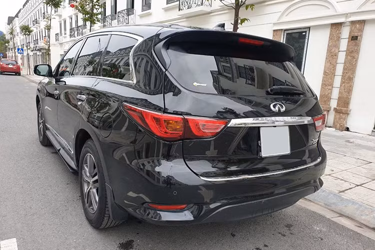 QX60 mất 8,4 giây để tăng tốc 0-100km/h và vận tốc tối đa 190km/h. Bộ điều khiển chế độ lái Infiniti Drive Mode cho phép người lái lựa chọn giữa các chế độ "Tiêu chuẩn", "Thể thao", "Đường tuyết" hay "Tiết kiệm".