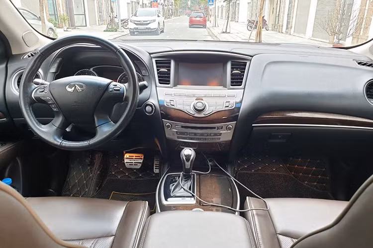 Là mẫu xe bán chạy thứ 2 của Infiniti trên phạm vi toàn cầu - chính vì thế QX60 phiên bản 2017 không chỉ cải tiến ngoại hình mà khoang nội thất còn sở hữu tới ba hàng ghế 7 chỗ, được làm mới nhằm tăng khả năng chinh phục khách hàng. Xe được tinh chỉnh một số chi tiết như ghế ngồi với chất liệu mới cao cấp hơn như vô lăng thể thao bọc da 4 chấu tích hợp phím bấm đa dụng, hệ thống cần sang số được thiết kế mới và nhiều vật liệu cao cấp được sử dụng trang trí cho nội thất.