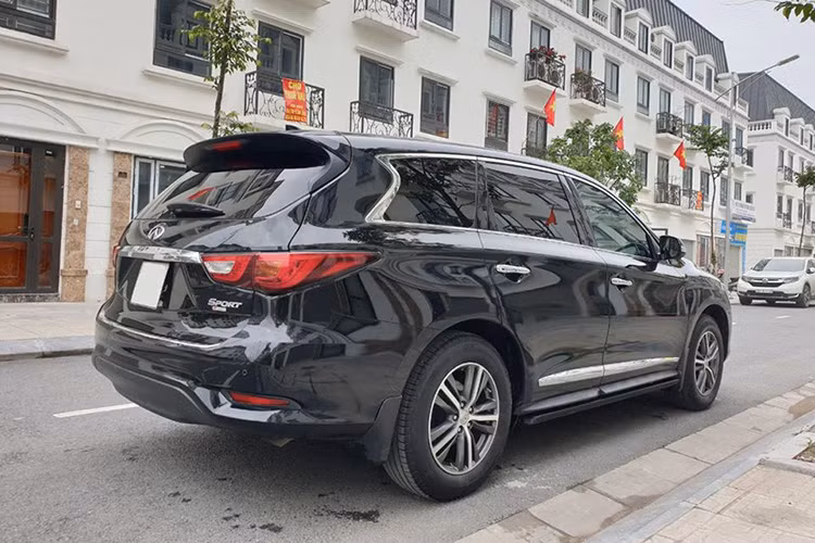 So với phiên bản cũ, phiên bản 2017 của mẫu crossover 7 chỗ hạng sang dành cho gia đình này được cải tiến nhẹ về thiết kế. Phần đầu Infiniti QX60 gồm lưới tản nhiệt chính dạng mạng lưới thay cho kiểu 4 thanh ngang ở mẫu cũ. Kích thước tổng thể của xe (Dài x Rộng x Cao) tương ứng (4.989 x 1.960 x 1.742)mm với chiều dài cơ sở 2.900mm.