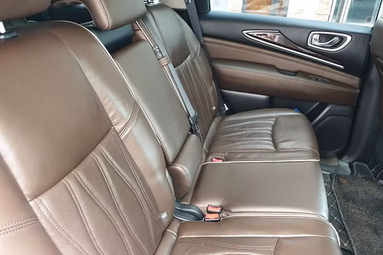 Cả hai phiên bản QX60 phiên bản 2017 đều sử dụng động cơ xăng V6 3.498cc đạt công suất 263 mã lực tại 6.400v/ph và mô-men xoắn cực đại 334Nm tại 4.400v/ph, hệ thống dẫn động 4 bánh toàn thời gian AWD và hộp số vô cấp CVT điều khiển điện tử tích hợp chế độ số tay cho phép lựa chọn tuần tự các cấp số.