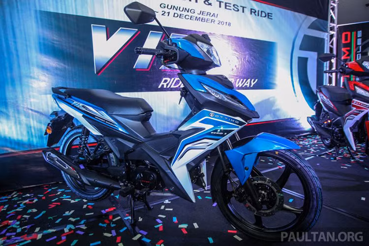 Có thể thấy rõ phong cách thể thao mang kiểu dáng Honda Winner tại Việt Nam ở phần dàn áo dạng hộp kín với nhiều đường dập nổi thể thao ở đầu xe. Bên cạnh đó các chi tiết thâ xe, bộ yếm... cũng cho thấy điều đó.
