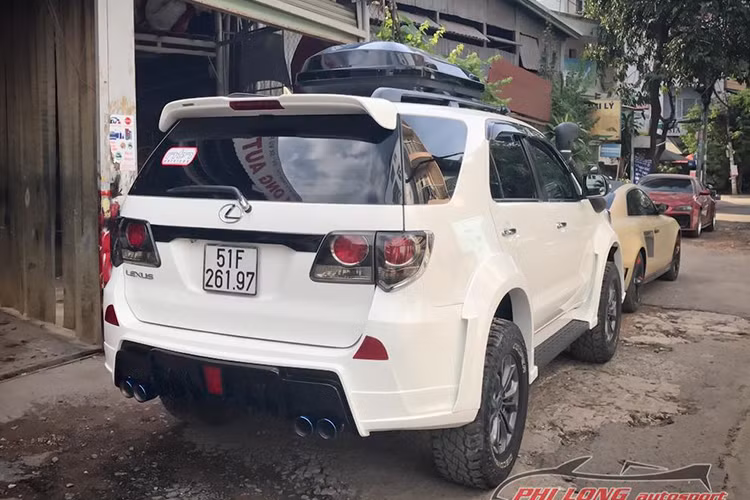 Ở bên hông và phía sau, chiếc Fortuner được độ theo phong cách cơ bắp mạnh mẽ với chi tiết mở rộng hốc bánh xe làm tăng một chút về bề ngang, cản sau được thiết kế lại kiểu như thường thấy trên các mẫu xe thể thao tốc độ, kèm chụp ống xả kiểu 4 đầu tròn và một cánh gió trên cao.