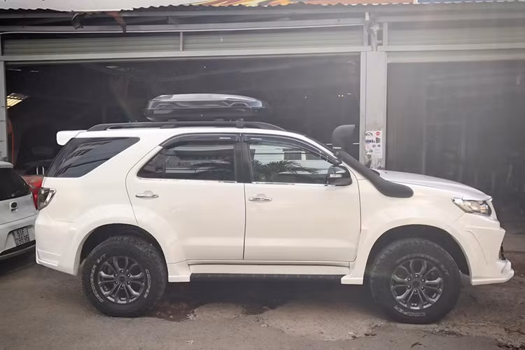 Không giống như những bộ phụ kiện Toyota Fortuner được mua sẵn từ Thái lan, Ấn Độ hay Malasysia... về để lắp ráp, một xưởng độ xe tại Sài Gòn với khả năng sáng tạo thiết kế vô cùng phóng khoáng đã tạo lên một chiếc Toyota Fortuner độ mang phong cách Lexus LX570 cực chất.
