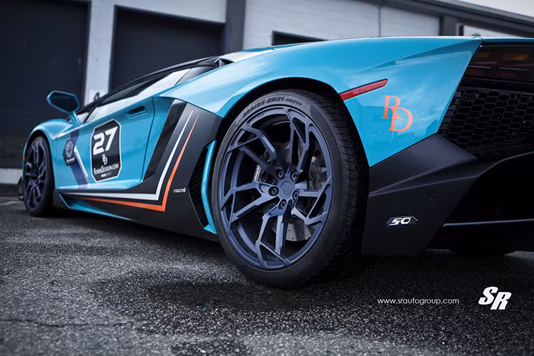 Tiếp theo, bộ la-zăng PUR RS05 với kiểu dáng gần như giống hệt vành của chiếc Lamborghini Egoista cực độc.