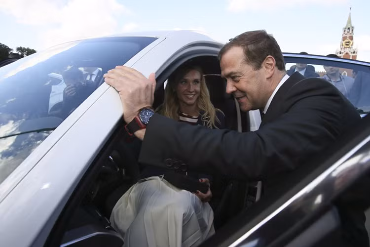 Thủ tướng Medvedev xem xe của VĐV bơi nghệ thuật Natalia Ishchenko. Cô là vận động viên đã giành tới 2 huy chương vàng tại Olympic 2016 vừa qua. Như vậy cô sẽ nhận được xe BMW X6 hoàn toàn mới.