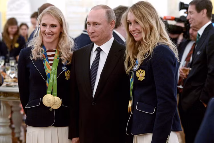Dưới thời Tổng thống Putin, xe xịn trở thành món quà truyền thống dành cho những người hùng Olympic của Nga, bên cạnh tiền mặt và vật phẩm - 56 chiếc BMW X Series làm quà tặng này chính là ví dụ điển hình nhất.