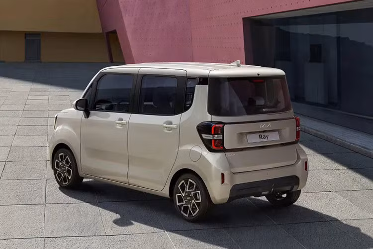 Chiếc xe trong bài là phiên bản Kia Ray 2023 chạy điện. Do đó, xe được trang bị lưới tản nhiệt "mũi hổ" đóng kín, tích hợp logo của nhà sản xuất. Nằm hai bên lưới tản nhiệt là cụm đèn pha nằm dọc, đi với dải đèn LED định vị ban ngày hình chữ "C". Theo Kia, dải đèn LED định vị ban ngày này được thiết kế với cảm hứng bản đồ sao, tương tự Seltos mới.