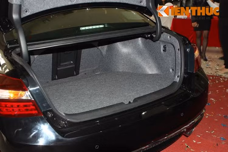 Trang bị an toàn cho mẫu xe sedan hạng D này bao gồm hệ thống 6 túi khí, hệ thống chống bó cứng phanh (ABS), hệ thống cân bằng điện tử (VSA), hệ thống phân phối lực phanh điện tử (EBD), hệ thống khởi hành ngang dốc (HSA) cùng camera lùi cùng hệ thống cảm biến va chạm trước sau...