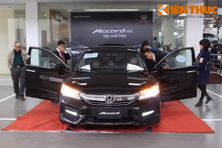 Cụ thể, trong danh sách top 10 xe bán chạy của tháng 6/2017 đã có sự bất ngờ lớn khi mẫu xe sedan Toyota Camry bất ngờ quay trở lại bảng xếp hạng sau một thời gian dài vắng bóng với tổng cộng 319 xe bán ra tại thị trường Việt nam. Hiện tại Camry đã giảm giá tới hơn 100 triệu và đang được bán với giá từ 1,098 tới 1,232 tỷ đồng.