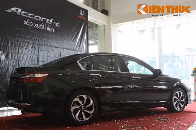 Chính vì vậy việc mẫu sedan Accord được giảm giá tới 192 triệu đồng dành cho phiên bản 2.4S AT giúp mẫu sedan này chỉ còn giá 1.198 tỷ so với mức 1.39 tỷ đồng trước đây được xem là động thái mà ôtô Honda tại Việt Nam đáp trẻ lại "người đồng hương" Toyota Camry.