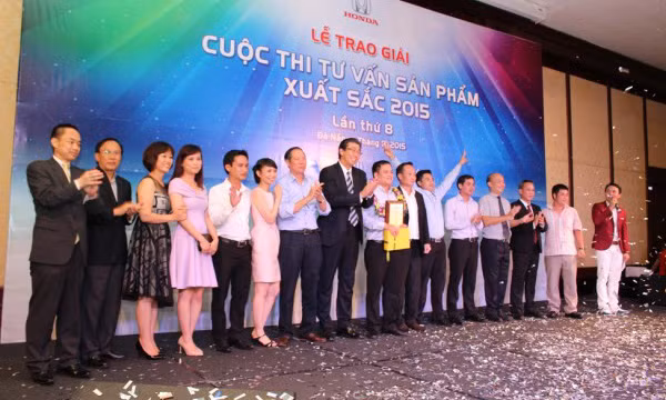 Nhan vien ban xe Honda tro tai phuc vu khach hang