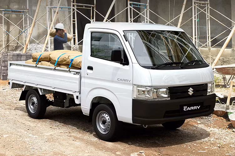 Khi mua xe, các khách hàng có thể chọn các màu sơn ngoại thất như trắng, bạc và đen. Tại thị trường Indonesia, giá Suzuki Carry 2019 dao động từ 135,6 - 145,1 triệu Rupiah (khoảng 222 - 237 triệu đồng).