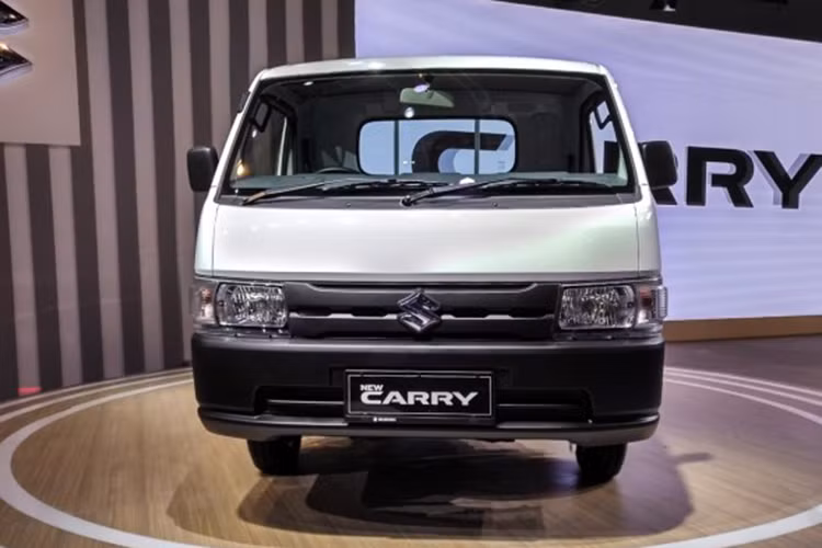 Nhằm duy trì thành công của Carry, hãng Suzuki đã bổ sung thiết kế phong cách hơn cho mẫu xe tải chở hàng hạng nhẹ này. Trái ngược với thiết kế có vẻ tròn trịa của thế hệ cũ, Suzuki Carry 2019 mới sở hữu thiết kế ngoại hình sắc sảo và ấn tượng hơn thể hiện rõ qua thiết kế lưới tản nhiệt và cụm đèn pha...